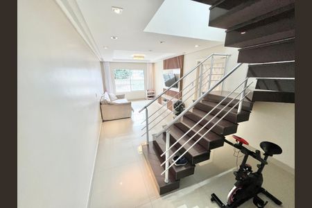 Casa à venda com 247m², 3 quartos e 5 vagasEscada