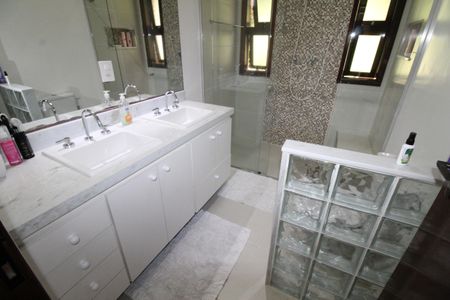 Casa de condomínio para alugar com 464m², 5 quartos e 9 vagasBanheiro