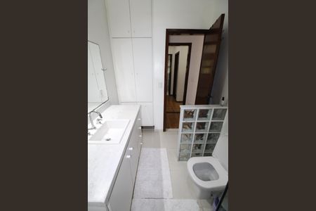 Casa de condomínio para alugar com 464m², 5 quartos e 9 vagasBanheiro da Suíte 1