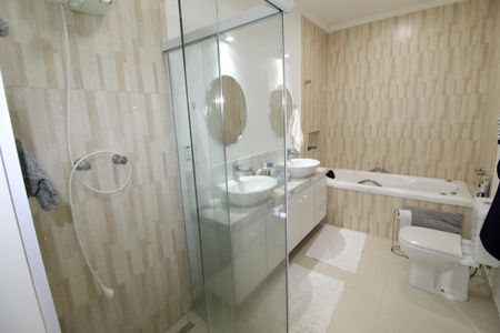 Casa de condomínio para alugar com 464m², 5 quartos e 9 vagasBanheiro da Suíte 2