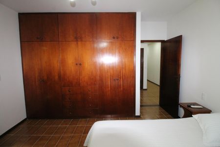 Casa de condomínio para alugar com 464m², 5 quartos e 9 vagasQuarto 2