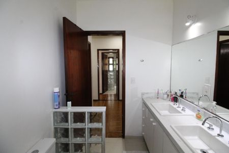 Casa de condomínio para alugar com 464m², 5 quartos e 9 vagasBanheiro