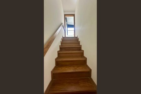 Apartamento à venda com 122m², 3 quartos e 2 vagas Apartamento à venda com 122m², 3 quartos e 2 vagasEscadas