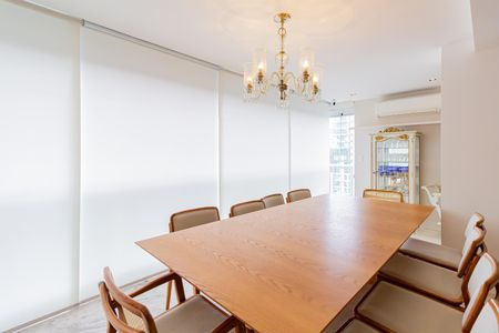 Apartamento à venda com 134m², 3 quartos e 2 vagas Apartamento à venda com 134m², 3 quartos e 2 vagasDetalhe da Varanda - Persianas