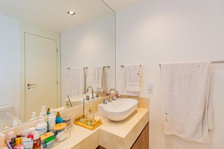 Apartamento à venda com 134m², 3 quartos e 2 vagas Apartamento à venda com 134m², 3 quartos e 2 vagasBanheiro da Suíte 1