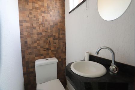 Casa de condomínio à venda com 110m², 2 quartos e 2 vagasLavabo