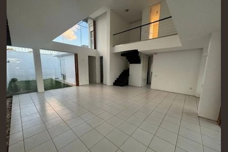 Casa para alugar com 200m², 4 quartos e 6 vagas