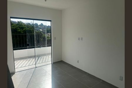 Sala de apartamento para alugar com 2 quartos, 40m² em Laranjal, São Gonçalo