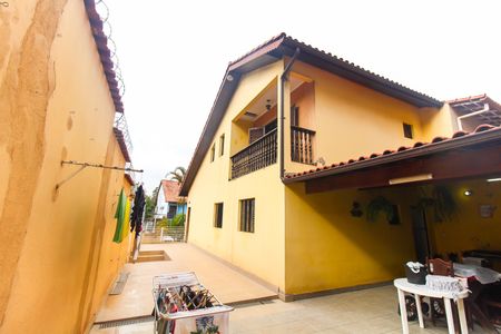 Casa para alugar com 220m², 3 quartos e 5 vagas Casa para alugar com 220m², 3 quartos e 5 vagasQuintal