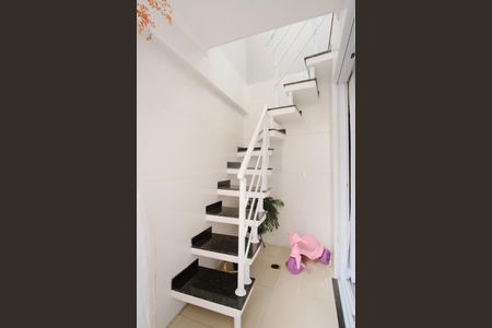 Casa de condomínio para alugar com 120m², 2 quartos e 1 vagaEscada