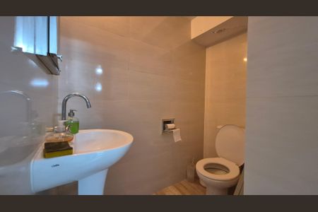 Casa à venda com 350m², 5 quartos e 3 vagas Casa à venda com 350m², 5 quartos e 3 vagasBanheiro