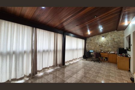 Casa à venda com 350m², 5 quartos e 3 vagas Casa à venda com 350m², 5 quartos e 3 vagasSala