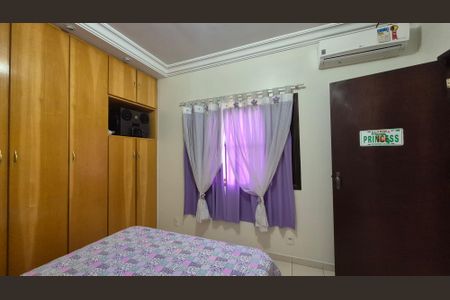 Casa à venda com 350m², 5 quartos e 3 vagas Casa à venda com 350m², 5 quartos e 3 vagasQuarto 2