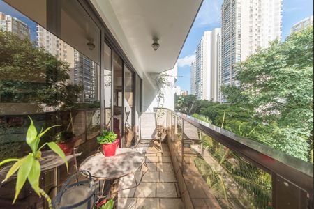 Apartamento à venda com 200m², 4 quartos e 3 vagasVaranda