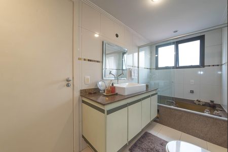 Apartamento à venda com 200m², 4 quartos e 3 vagasBanheiro da Suíte 2