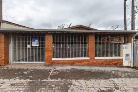 Casa à venda com 250m², 3 quartos e 3 vagas Casa à venda com 250m², 3 quartos e 3 vagasFachada