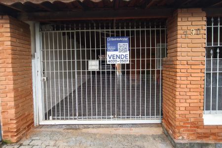 Casa à venda com 250m², 3 quartos e 3 vagas Casa à venda com 250m², 3 quartos e 3 vagasFachada