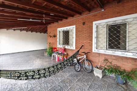 Casa à venda com 250m², 3 quartos e 3 vagas Casa à venda com 250m², 3 quartos e 3 vagasQuintal - Garagem
