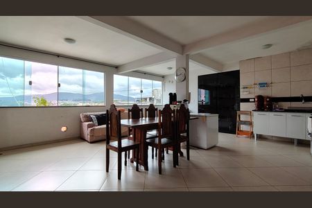 Casa para alugar com 3 quartos, 372m² em Jardim Russo, São Paulo