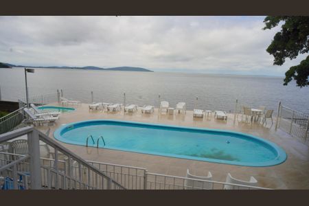 Casa de condomínio para alugar com 200m², 4 quartos e 3 vagas Casa de condomínio para alugar com 200m², 4 quartos e 3 vagasÁrea comum - Piscina com vista Río Guaíba