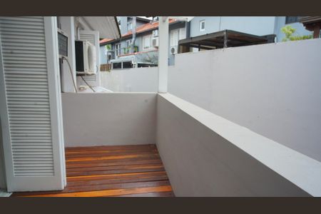 Casa de condomínio para alugar com 200m², 4 quartos e 3 vagas Casa de condomínio para alugar com 200m², 4 quartos e 3 vagasVaranda quarto 2