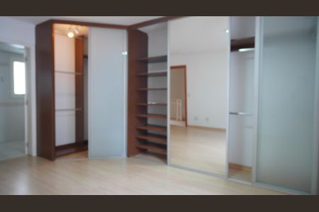 Casa de condomínio para alugar com 200m², 4 quartos e 3 vagas Casa de condomínio para alugar com 200m², 4 quartos e 3 vagasCloset da suíte 1