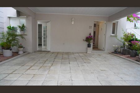 Casa de condomínio para alugar com 200m², 4 quartos e 3 vagas Casa de condomínio para alugar com 200m², 4 quartos e 3 vagasGaragem e quintal da casa