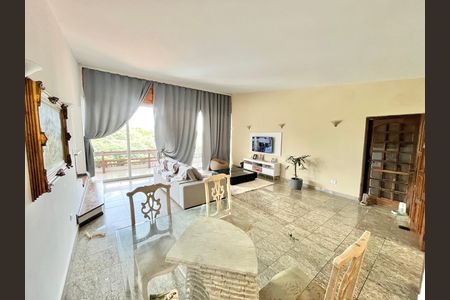 Casa à venda com 419m², 5 quartos e 4 vagas Casa à venda com 419m², 5 quartos e 4 vagasSala