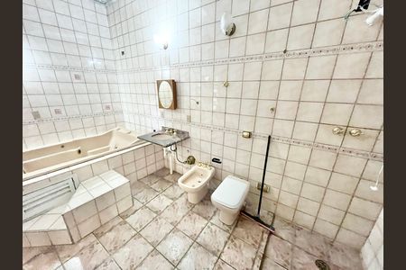 Casa à venda com 419m², 5 quartos e 4 vagas Casa à venda com 419m², 5 quartos e 4 vagasBanheiro