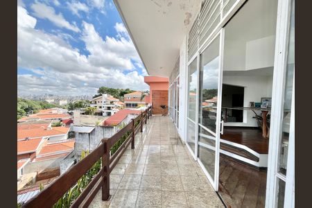 Casa à venda com 419m², 5 quartos e 4 vagas Casa à venda com 419m², 5 quartos e 4 vagasVaranda da Sala