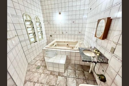 Casa à venda com 419m², 5 quartos e 4 vagas Casa à venda com 419m², 5 quartos e 4 vagasBanheiro