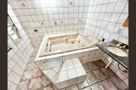 Casa à venda com 419m², 5 quartos e 4 vagas Casa à venda com 419m², 5 quartos e 4 vagasBanheiro