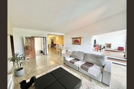Casa à venda com 419m², 5 quartos e 4 vagas Casa à venda com 419m², 5 quartos e 4 vagasSala