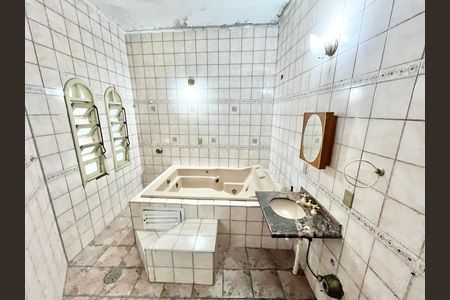 Casa à venda com 419m², 5 quartos e 4 vagas Casa à venda com 419m², 5 quartos e 4 vagasBanheiro