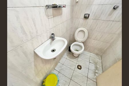 Casa à venda com 419m², 5 quartos e 4 vagas Casa à venda com 419m², 5 quartos e 4 vagasBanheiro da Churrasqueira