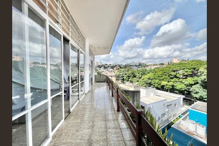 Casa à venda com 419m², 5 quartos e 4 vagas Casa à venda com 419m², 5 quartos e 4 vagasVaranda da Sala