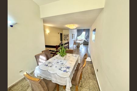 Casa à venda com 419m², 5 quartos e 4 vagas Casa à venda com 419m², 5 quartos e 4 vagasSala