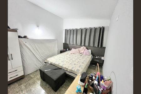 Casa à venda com 419m², 5 quartos e 4 vagas Casa à venda com 419m², 5 quartos e 4 vagasQuarto 2