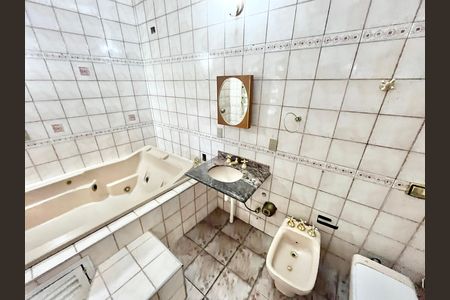 Casa à venda com 419m², 5 quartos e 4 vagas Casa à venda com 419m², 5 quartos e 4 vagasBanheiro