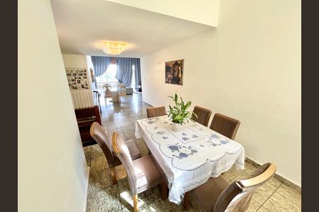 Casa à venda com 419m², 5 quartos e 4 vagas Casa à venda com 419m², 5 quartos e 4 vagasSala