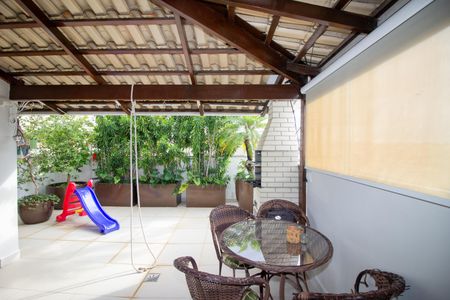 Apartamento à venda com 133m², 2 quartos e 1 vagaÁrea de Serviço