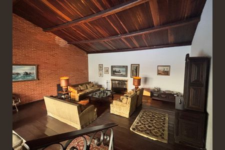 Casa à venda com 684m², 3 quartos e 6 vagas Casa à venda com 684m², 3 quartos e 6 vagasSala 1
