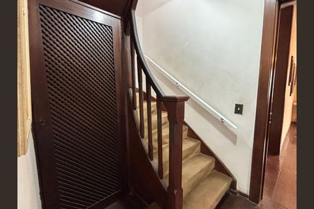 Casa à venda com 684m², 3 quartos e 6 vagas Casa à venda com 684m², 3 quartos e 6 vagasEscada