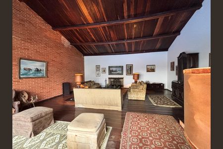Casa à venda com 684m², 3 quartos e 6 vagas Casa à venda com 684m², 3 quartos e 6 vagasSala 1