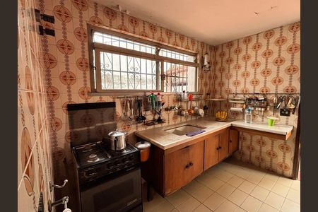 Casa à venda com 684m², 3 quartos e 6 vagas Casa à venda com 684m², 3 quartos e 6 vagasCozinha