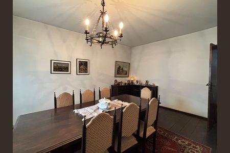 Casa à venda com 684m², 3 quartos e 6 vagas Casa à venda com 684m², 3 quartos e 6 vagasSala de Jantar