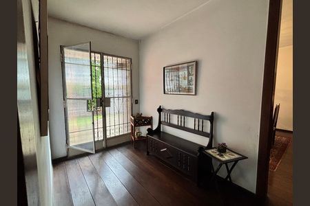 Casa à venda com 684m², 3 quartos e 6 vagas Casa à venda com 684m², 3 quartos e 6 vagasHall