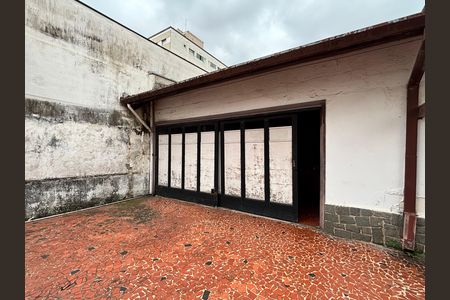 Casa à venda com 684m², 3 quartos e 6 vagas Casa à venda com 684m², 3 quartos e 6 vagasQuintal