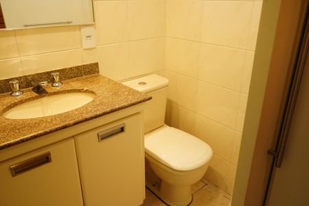 Apartamento à venda com 74m², 2 quartos e 2 vagasBanheiro da Suíte