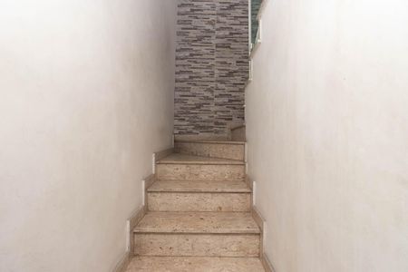 Casa para alugar com 169m², 3 quartos e 2 vagas Casa para alugar com 169m², 3 quartos e 2 vagasEscada